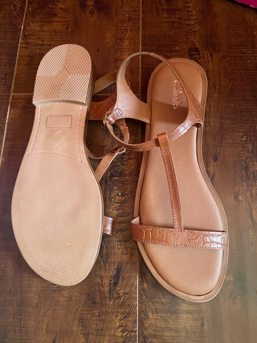 Clarks Women's Brown T-Strap faux croc Leather Sandals size 8.5 NWOT - Picture 5 of 5